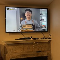 Samsung 60” 4K Smart TV – Great Condition  W / Wall Mount 