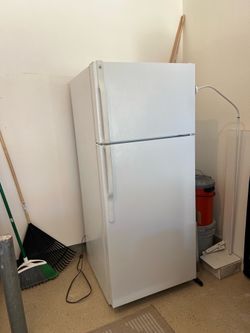 GE Top-Freezer Refrigerator (18.1 cu. ft.) – Fully Functional!