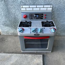 Little Tikes Play First Oven – where tiny hands create big memories. Preowned.  Recommend for Toddlers.  Good condition. 