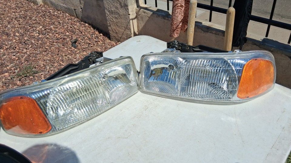 Headlights GMC SIERRA 2006