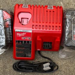 Milwaukee 18 V  Xc 5 Amp Batteries And Charger 