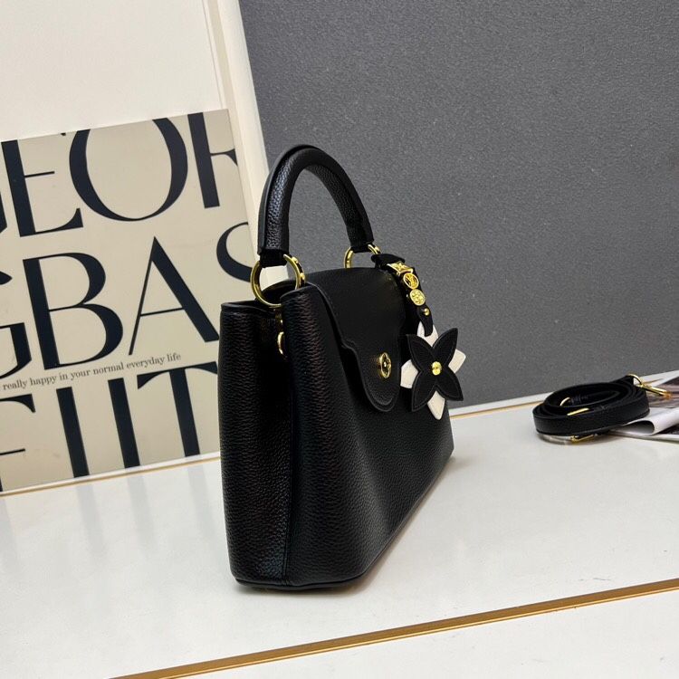 The flower pendant Capucines BB handbag is made of soft Taurillon cowhide leather, and the removable Monogram floral-shaped leather decoration is inje