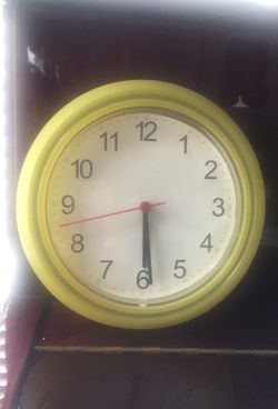 Basic yellow clock