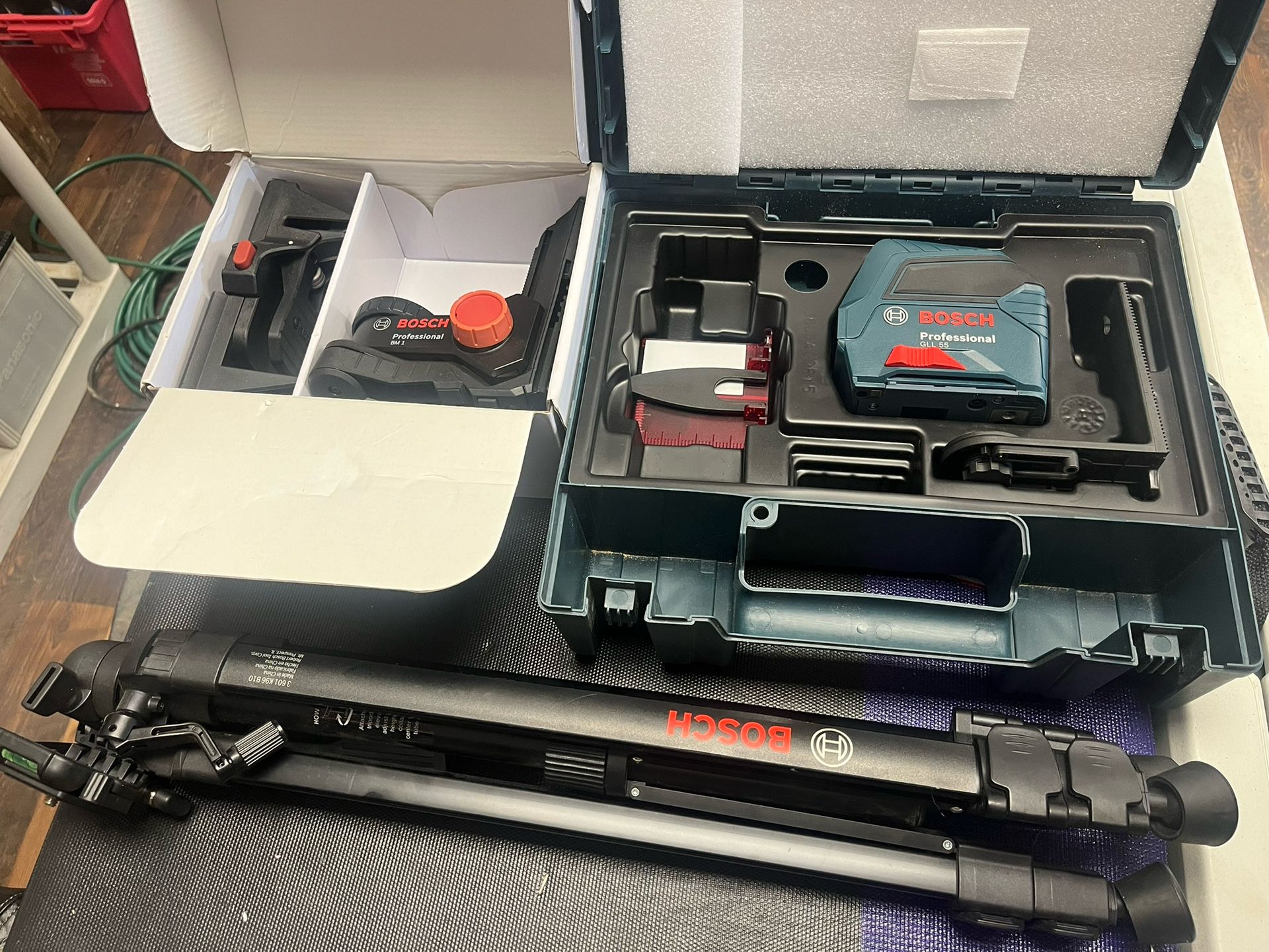 Bosch GLL55 Self Leveling Cross - Line Laser kit 