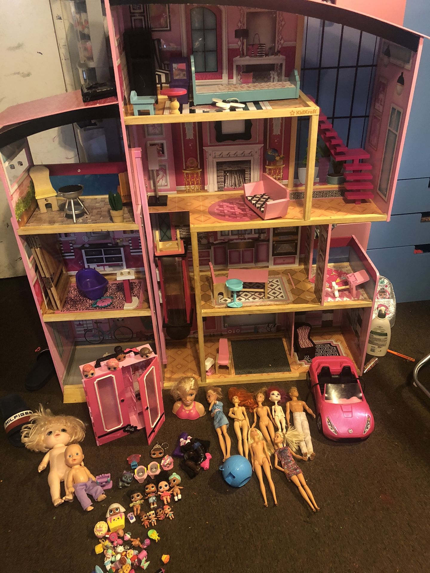 Huge Barbie house w/ accessories furniture barbies