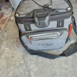 !!!! TITAN BY ARTIC ZONE COOLER BAG !!!!