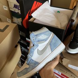 Jordan 1 Hyper Royal Size 8.5