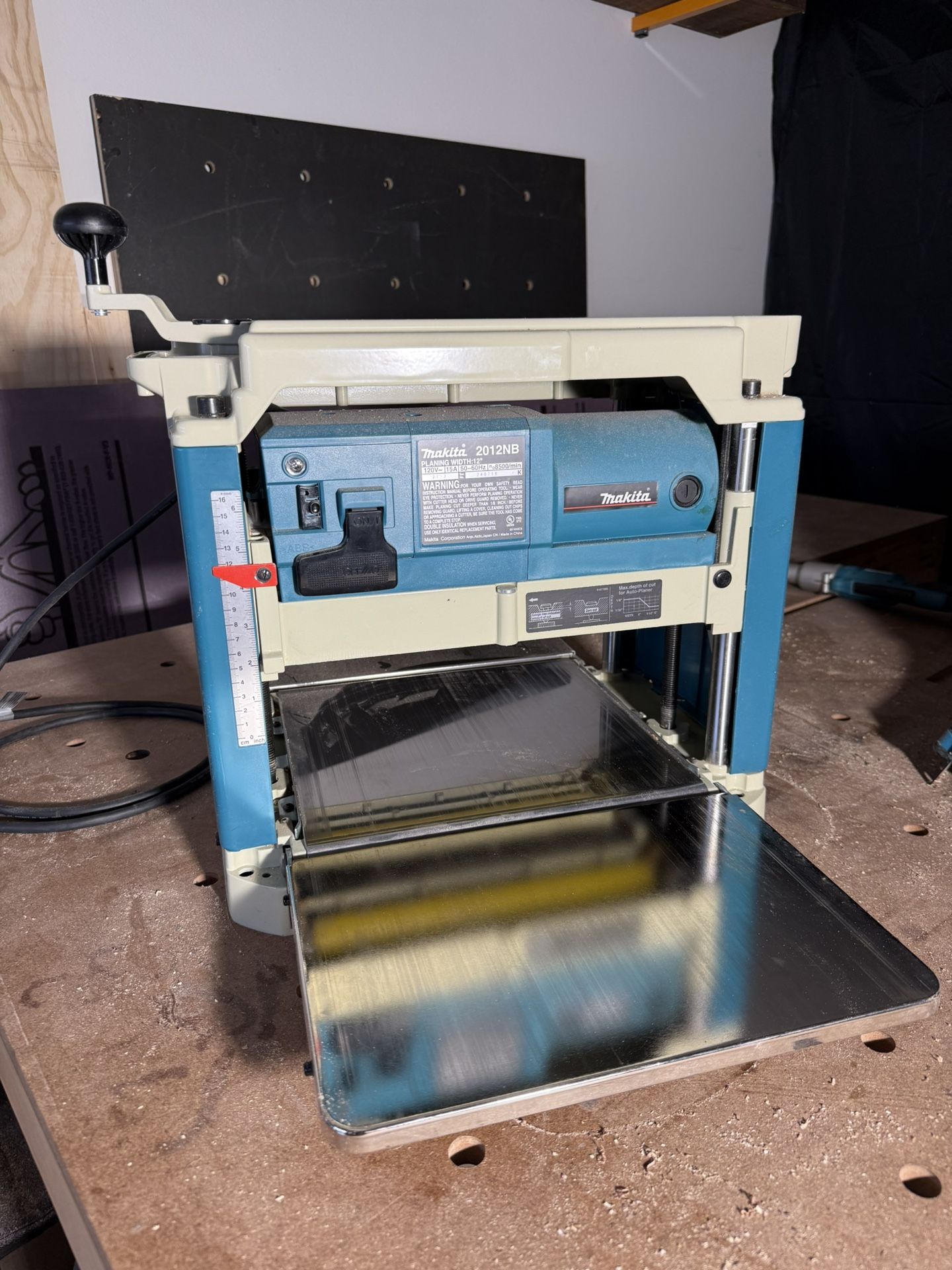 Makita 2012NB Planer