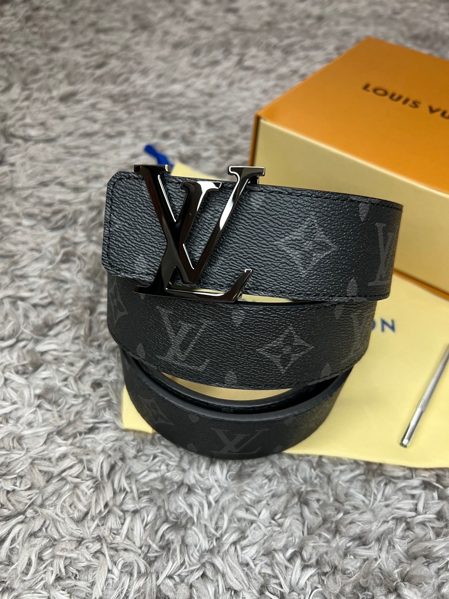 LV reversible cinturon size 110centimeters 44inches