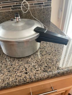 6 quart Pressure cooker (ring missing)