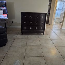 Like New Chest With Drawers 