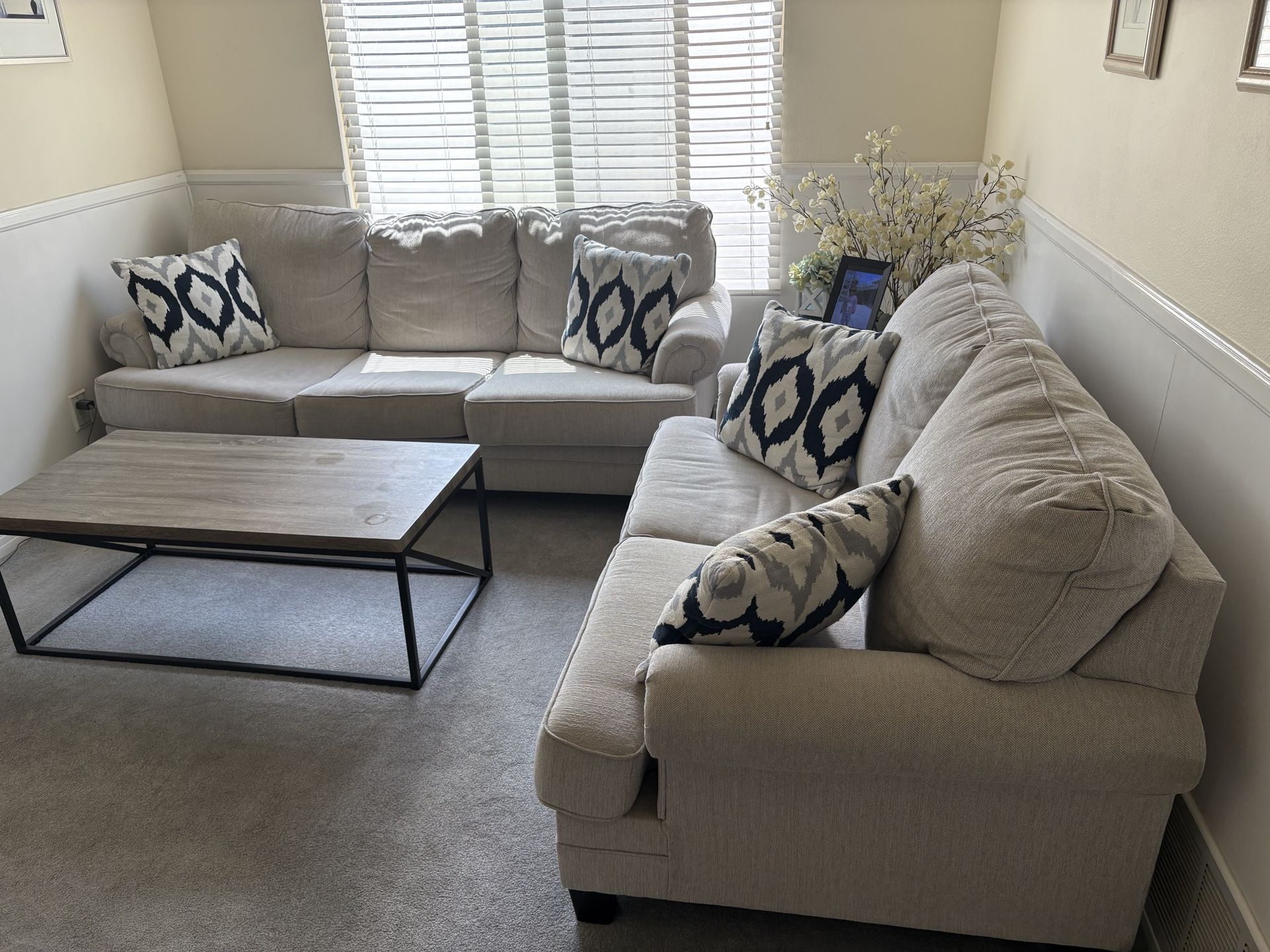 Like New Living Room Set