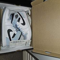 Jordan 1 Mid  UnC