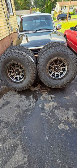 For sale brand new set of wheels and tires 17x9 offset-12mm 6x139.7 Rough Country
