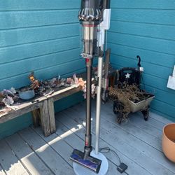 Dyson V11 Complete Cordless Vacuum with Charging Stand (Nickel)