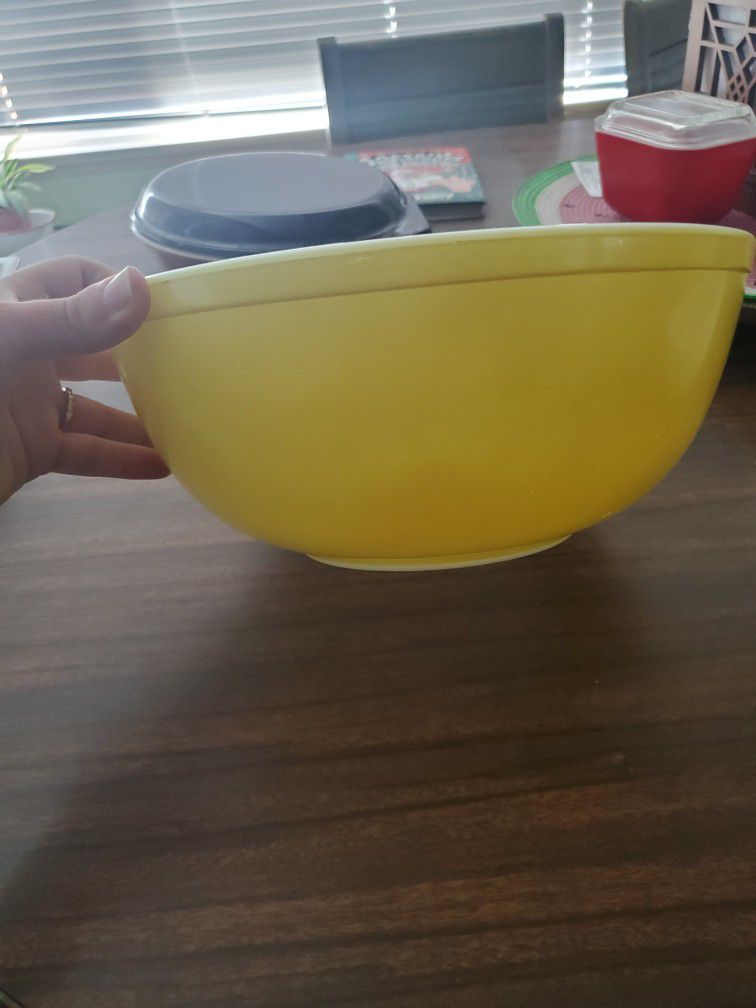 Vintage Primary Yellow 4qt PYREX