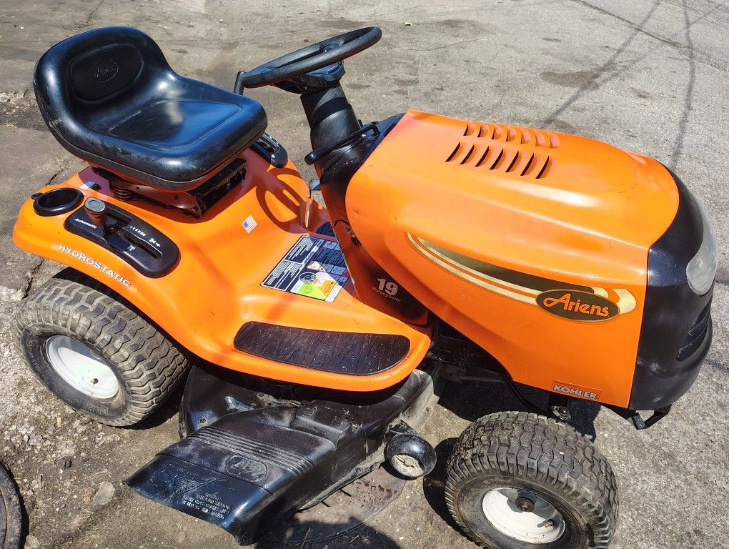 Excellent Condition! Ariens 19HP HydoStatic Riding Lawnmower!