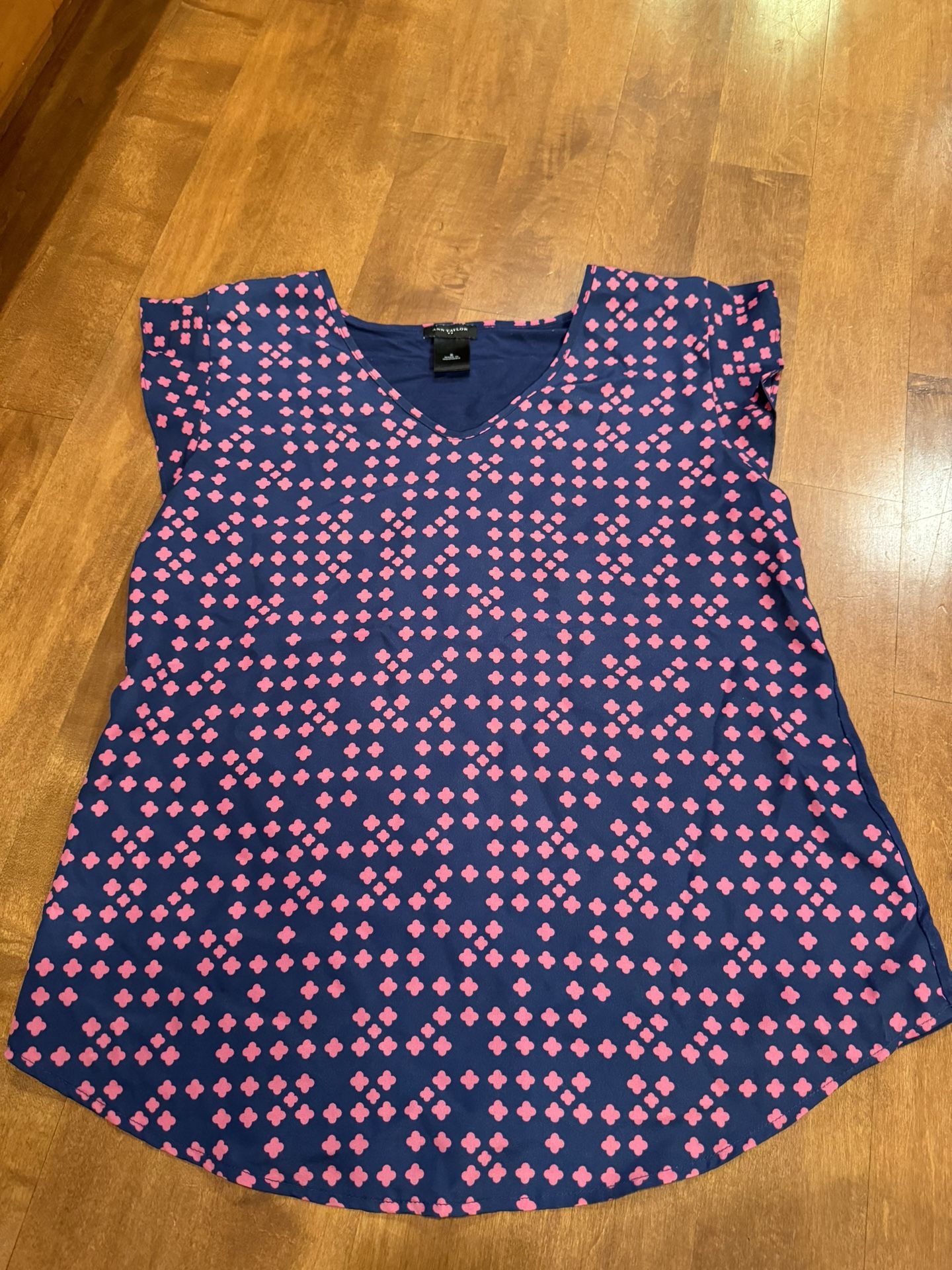 Ann Taylor Cute Blouse Shipping Avaialbe