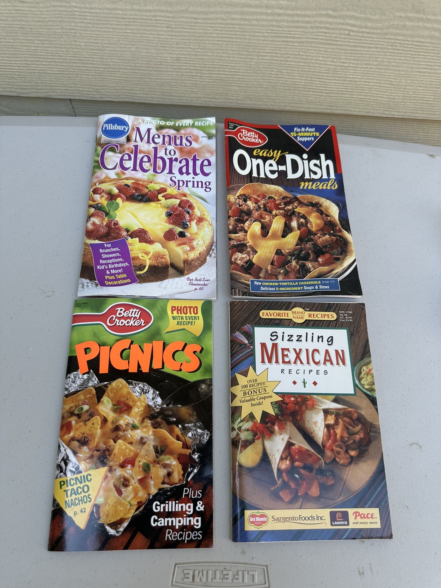 Lot Of 4 Vintage Recipe Magazines (1)
