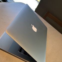 Apple MacBook Air 13” I5/8GB/256GB SSS $180