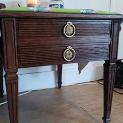 A beautiful RARE Mid-Century Cross-banded Walnut Single Drawer Side Table in great vintage condition!