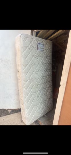 Post Pedic Twins Size Mattress And Box Spring In Great Condition 