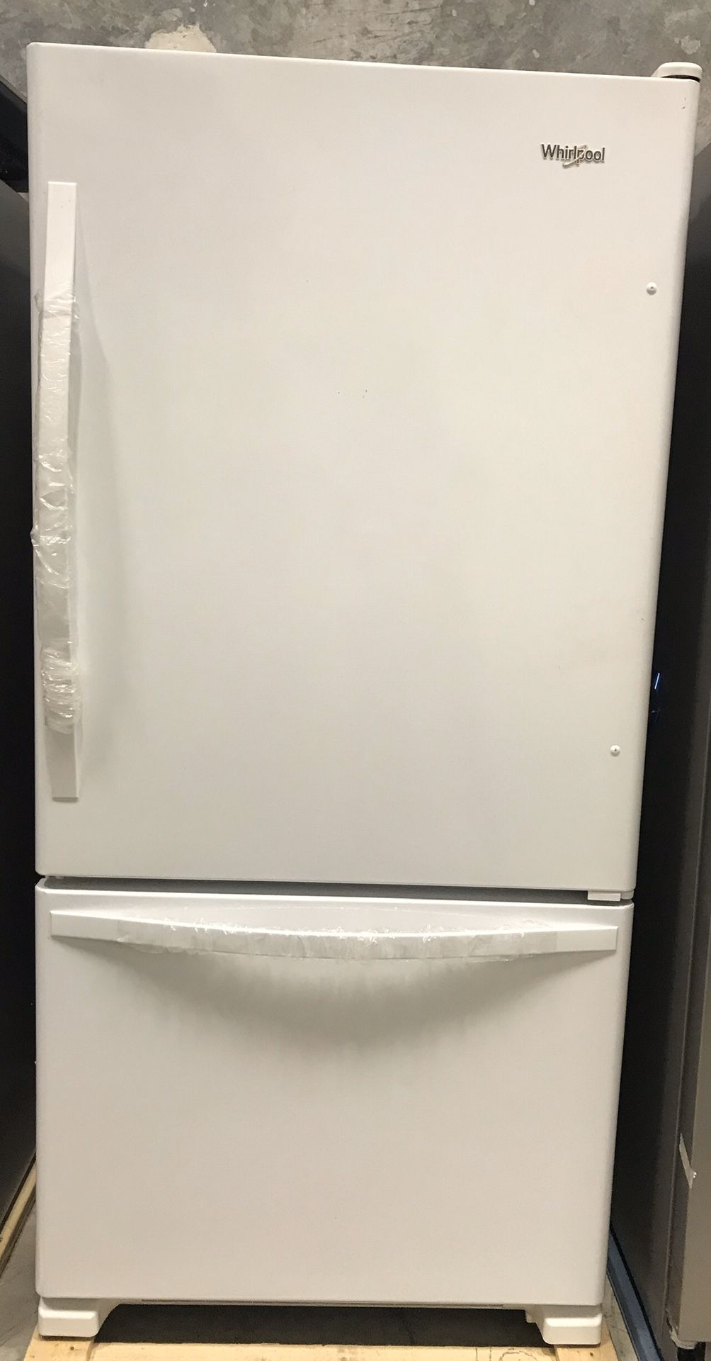 Refrigerator Wirpool white bottom freezer refrigerator