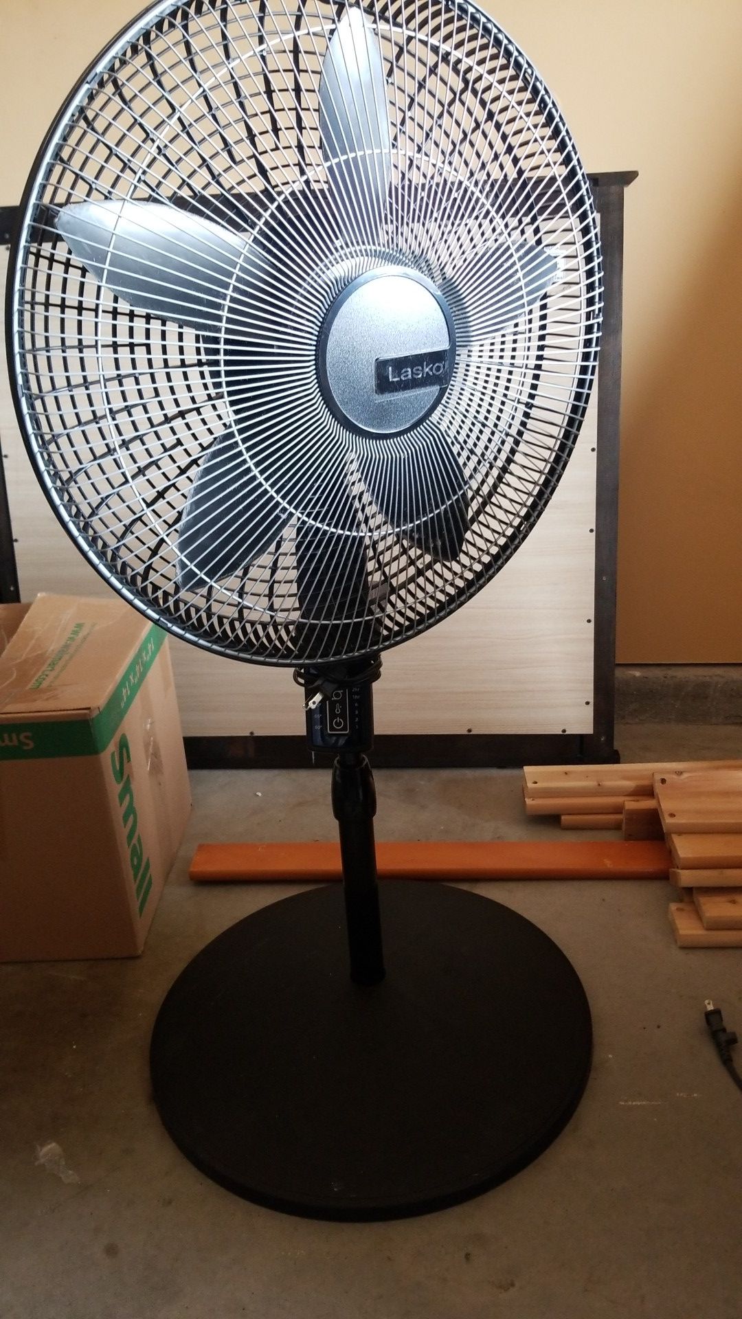 Lasko oscillate fan with remote