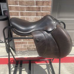 Voltaire English Hunter/Jumper Saddle w/ Cover And Stand