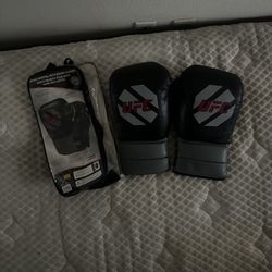 UFC 16oz. Boxing Gloves With Carrying Case