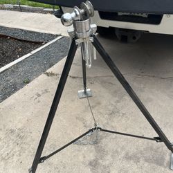 Fifth wheel tripod jack