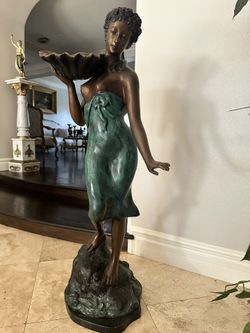 Bronze statue Women with Shell