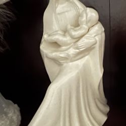 This is a Royal Doulton figurine “The Bride” HN 2160 (white version).
