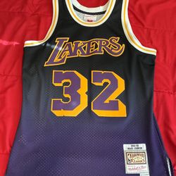 Mitchell & Ness Men's NBA Magic Johnson Los Angeles Lakers 1984/85 Hardwood Classics Fadeaway Swingman
