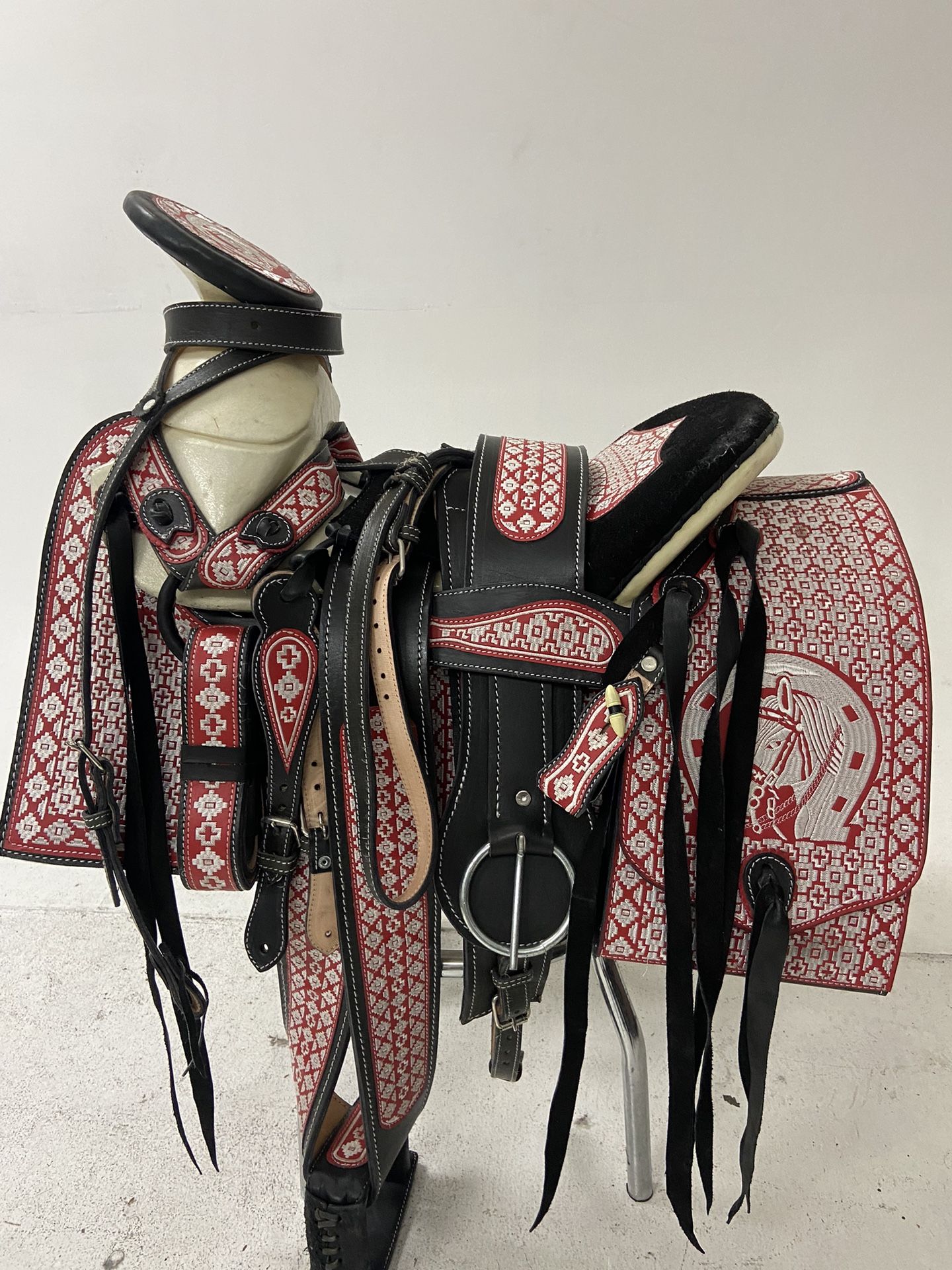 Nueva Montura Charra Bordada Con Cantinas Cuadradas