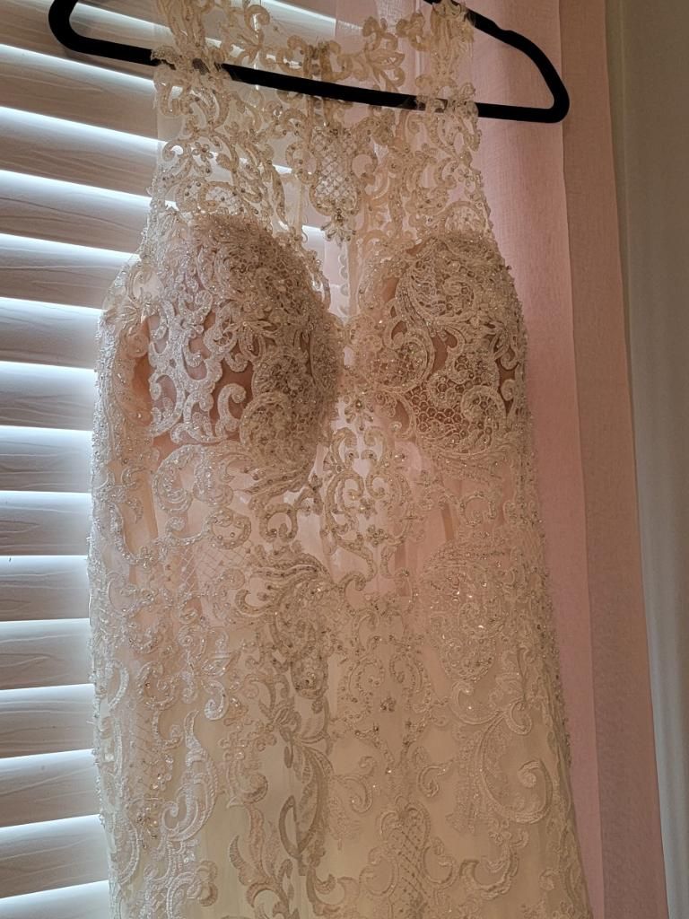 Wedding Dress : Asking 500$ Paid 900$