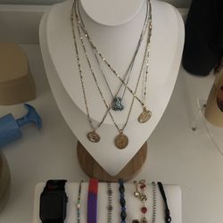 Necklace and bracelet display set 