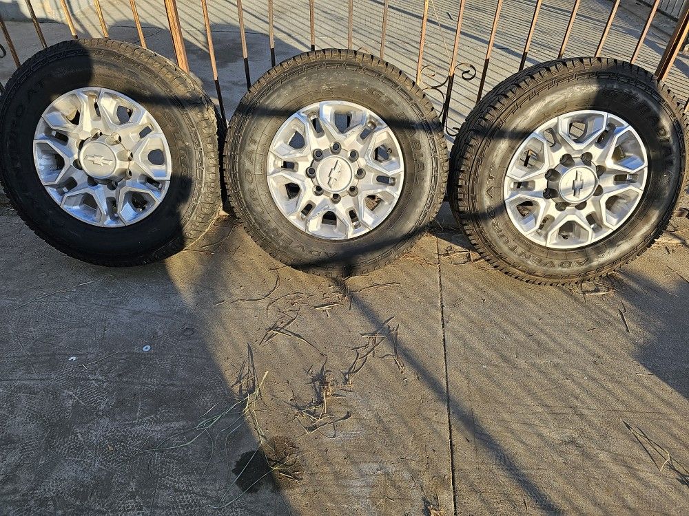 GMC/ CHEVROLET 2500, 3500 8 LUGS (PLEASE READ AD)ONLY 3 RIMS AND TIRES 275/70R18