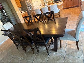 Dinner table w chairs