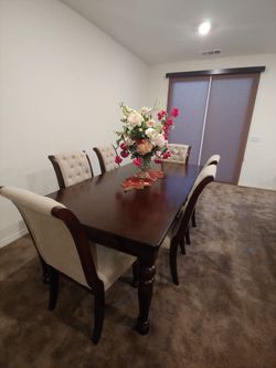 Table An Chairs