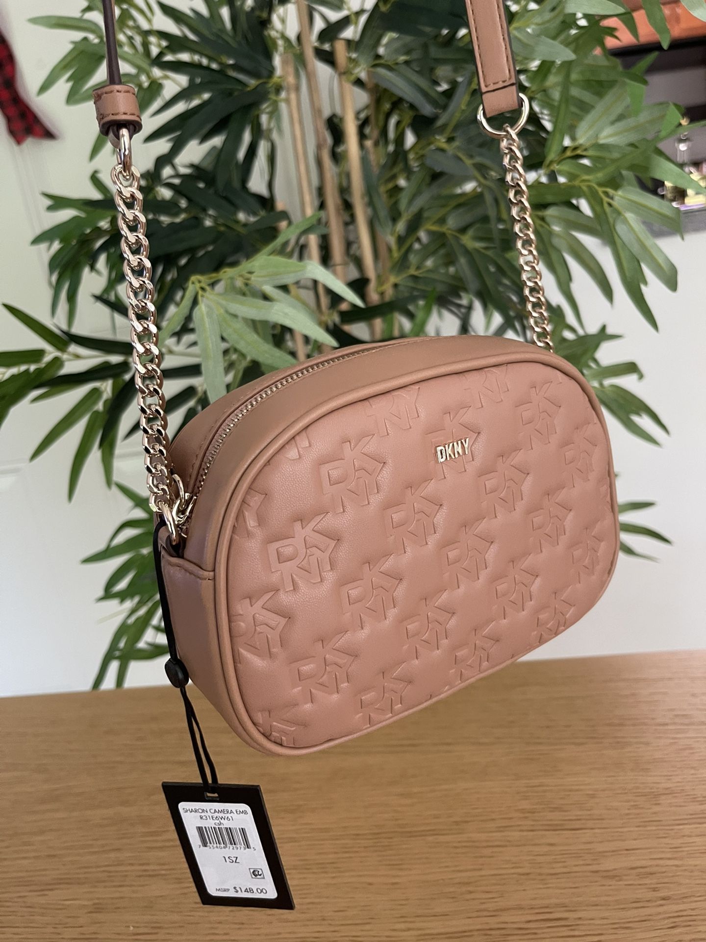 DKNY an amazing bag SHARON Camera Bag Women Crossbody MSRP $148 NWT BAG Handbag