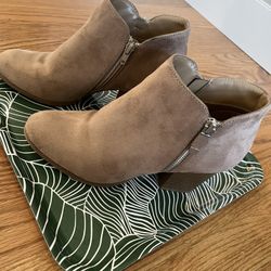 Super Cute  Ankle Booties Size 7
