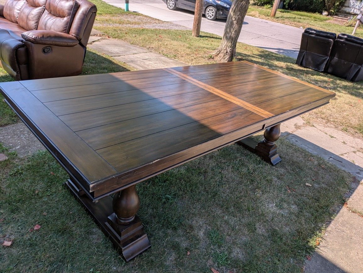 Large Dinning Room Table With 2 Leaf Inserts ( No Chairs )