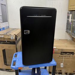 Magic Chef 3.2 cu. ft. Retro Mini Refrigerator in Black without Freezer in Black