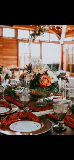 Sedona Wedding Table Settings For 30