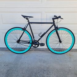 GOLDEN CYCLES  FIXIE/ Single speed bike. 55 cm. frame. 700 tires. Flip flop. Front and Rear brakes. NO TRADE.