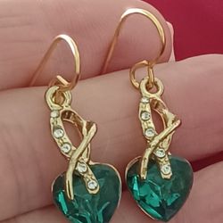 https://offerup.com/redirect/?o=VnRnLjEwa3QuZ29sZA== Plated Green Heart Earrings