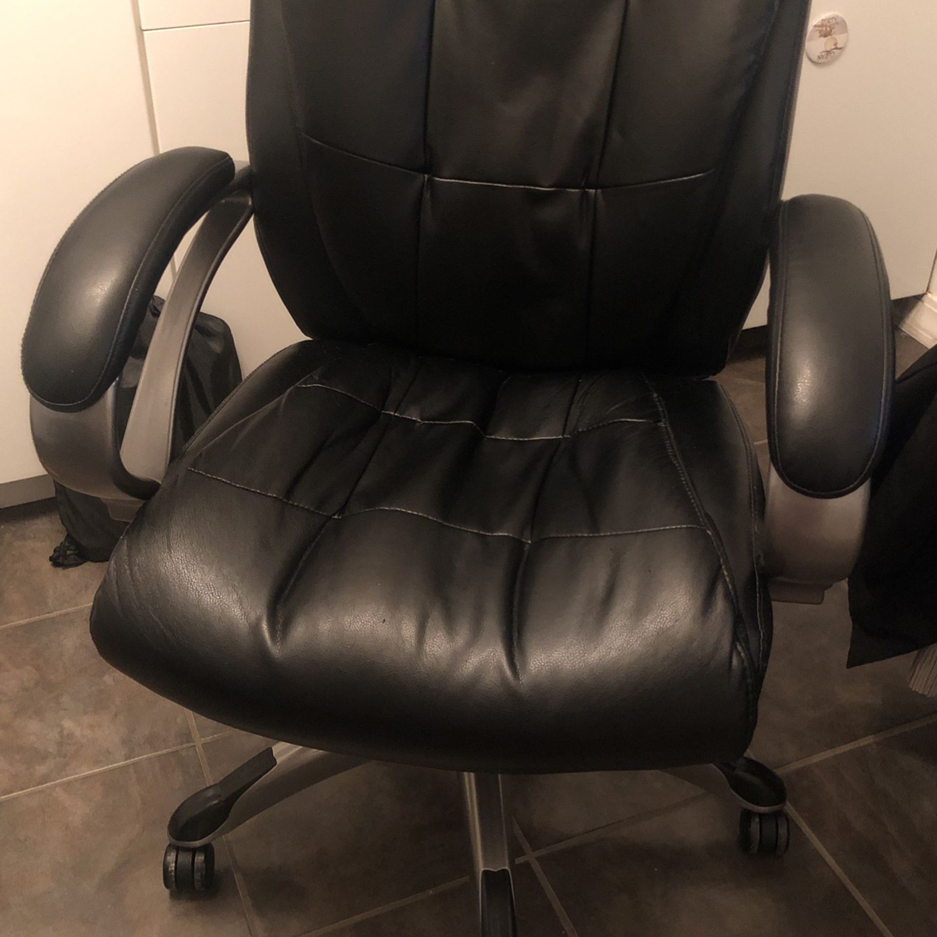 Executive Office Chair w/ Set Of Spare Wheels