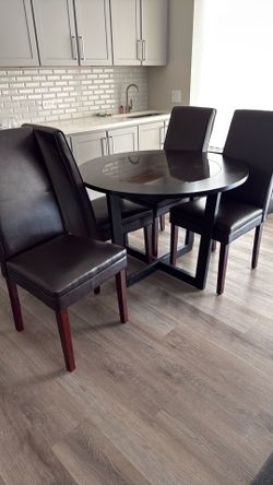 Round dining table with 4 chairs
