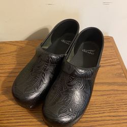 Brand New Woman’s Dansko Black Leather Embossed Clogs Size 40 Or American Size 9